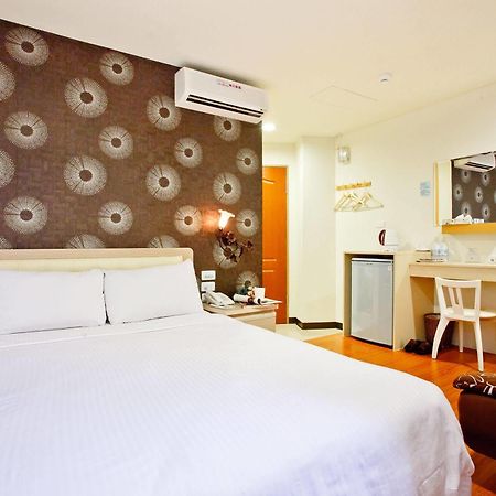 Green Park Commercial Hotel Tainan Bagian luar foto