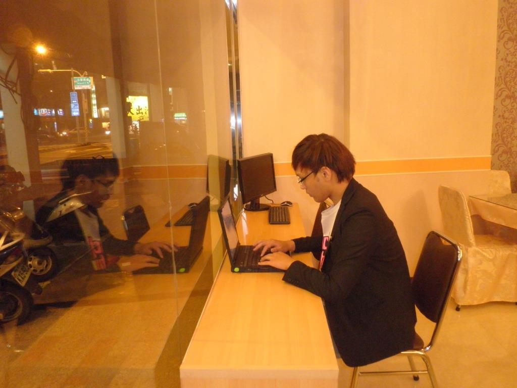 Green Park Commercial Hotel Tainan Bagian luar foto