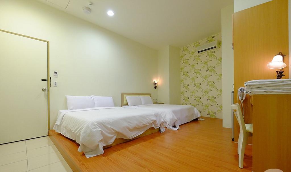 Green Park Commercial Hotel Tainan Bagian luar foto