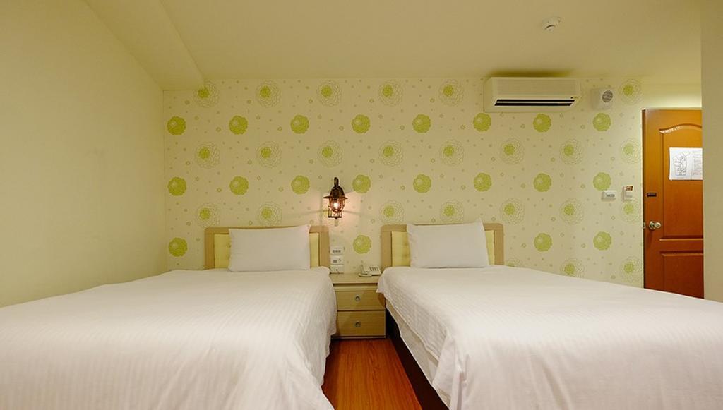 Green Park Commercial Hotel Tainan Bagian luar foto