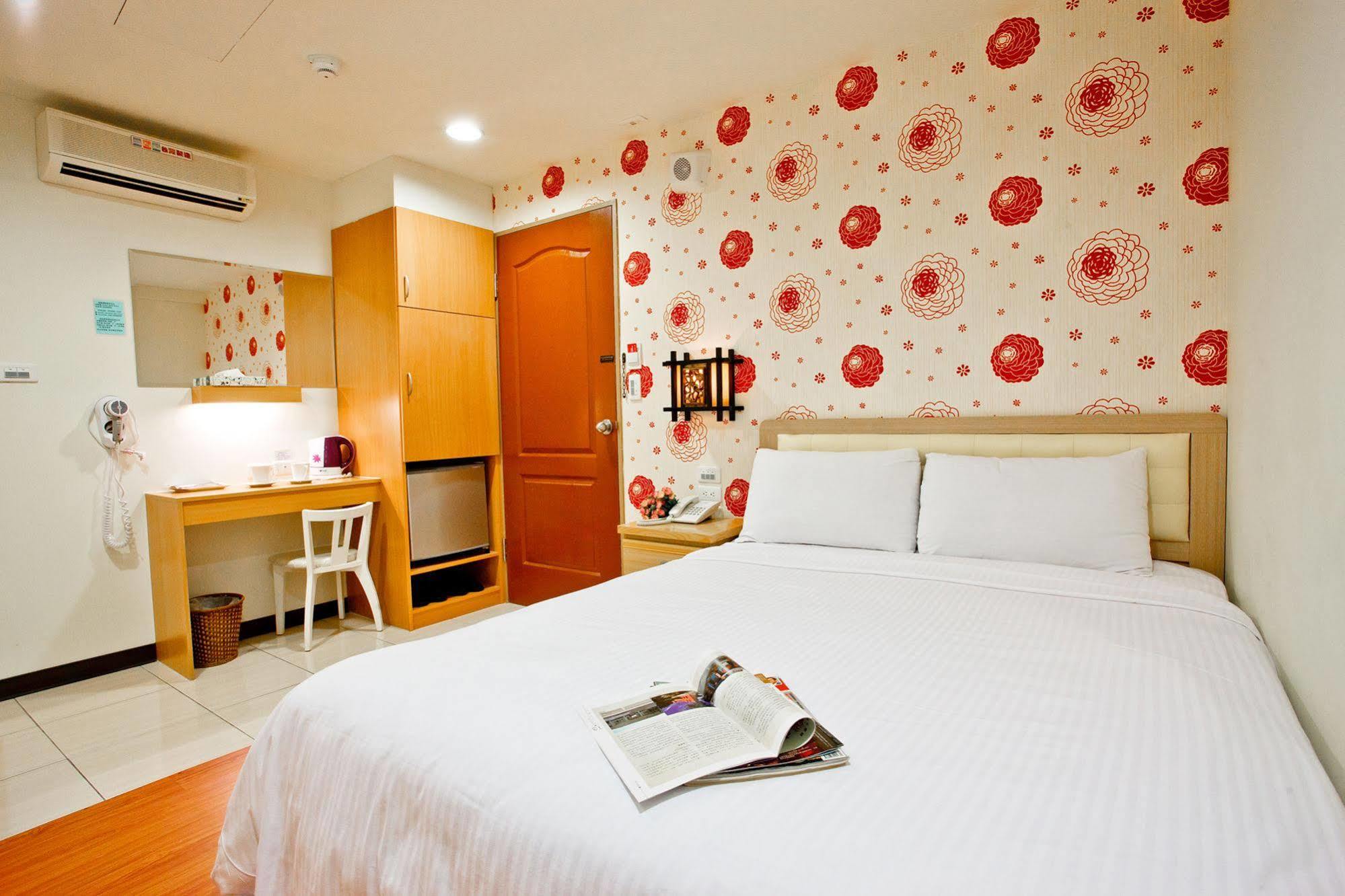 Green Park Commercial Hotel Tainan Bagian luar foto