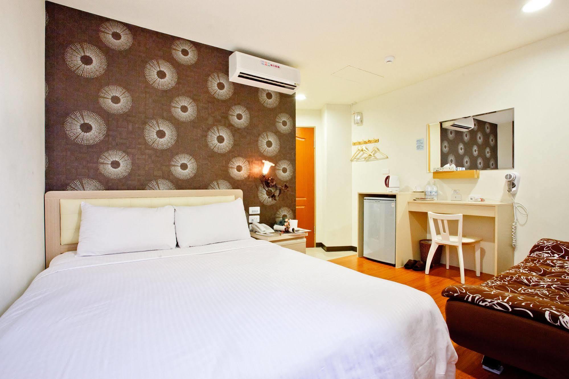 Green Park Commercial Hotel Tainan Bagian luar foto
