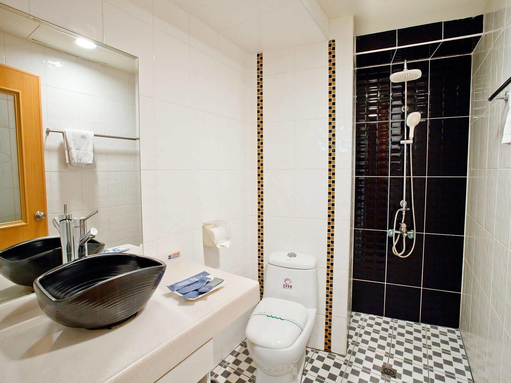 Green Park Commercial Hotel Tainan Bagian luar foto