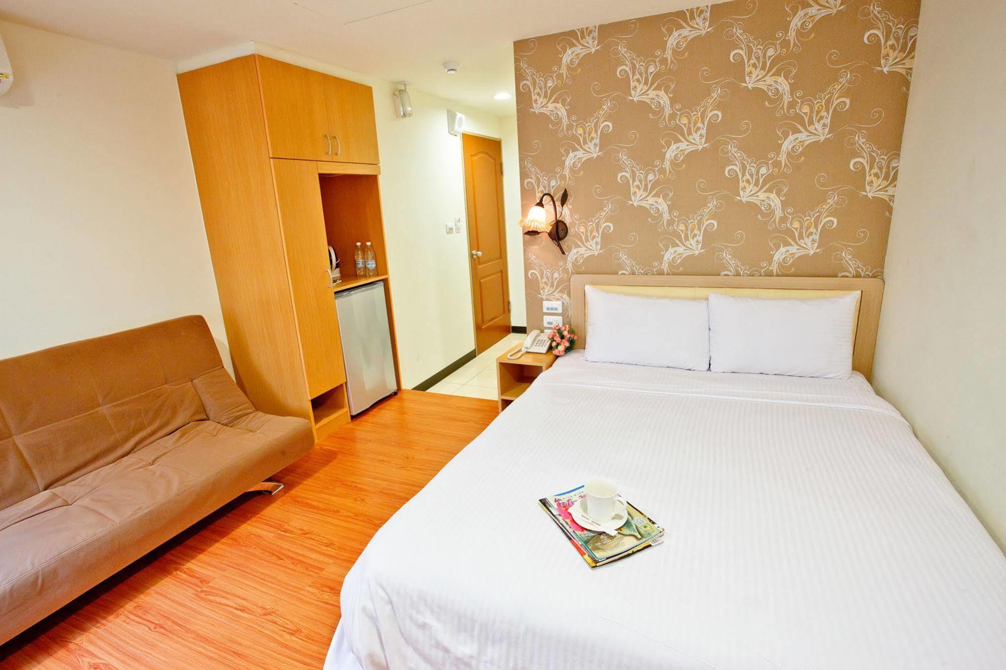 Green Park Commercial Hotel Tainan Bagian luar foto
