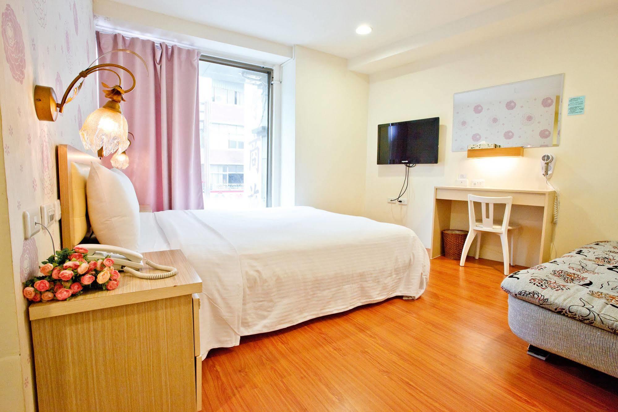 Green Park Commercial Hotel Tainan Bagian luar foto