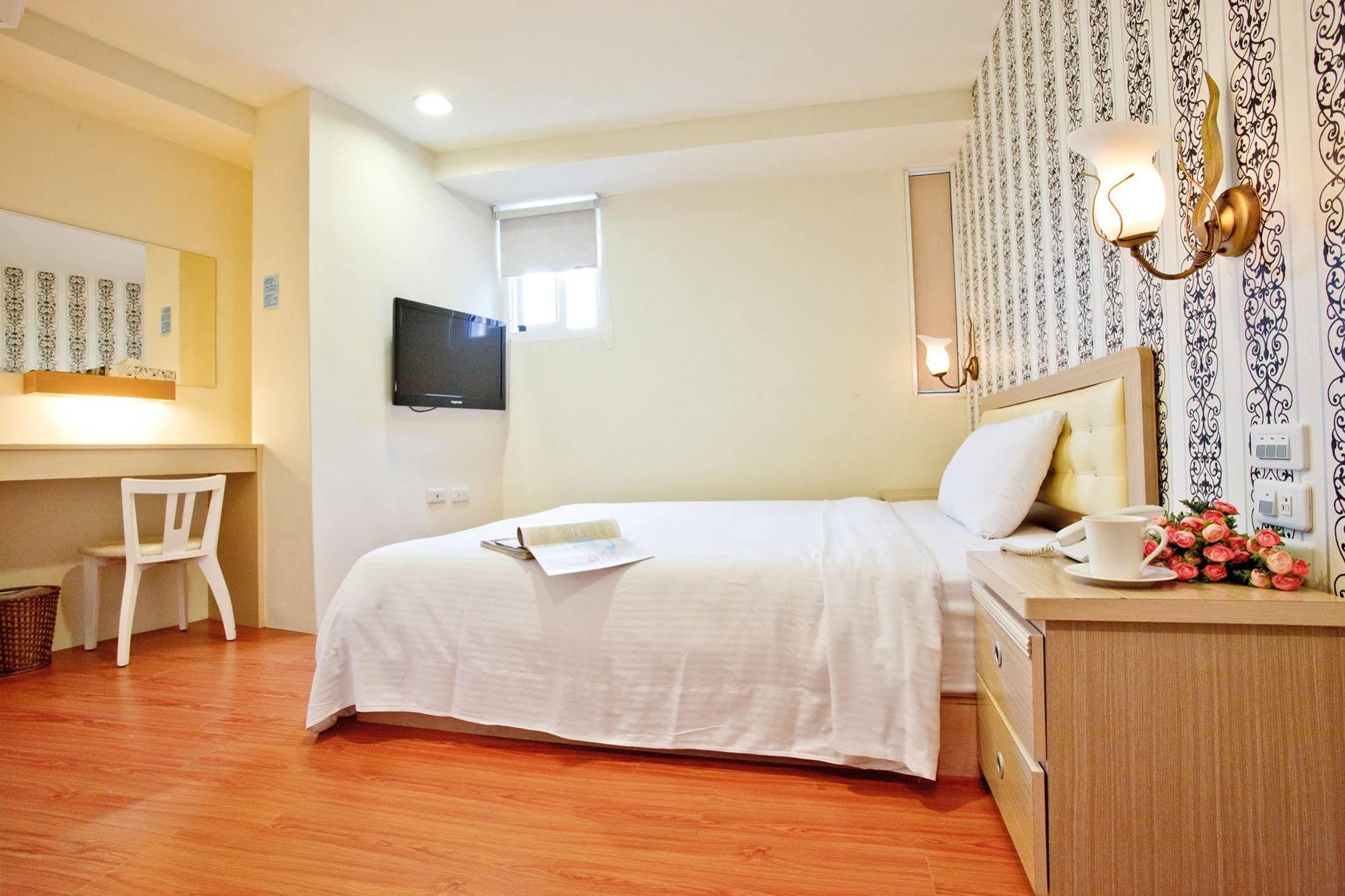 Green Park Commercial Hotel Tainan Bagian luar foto
